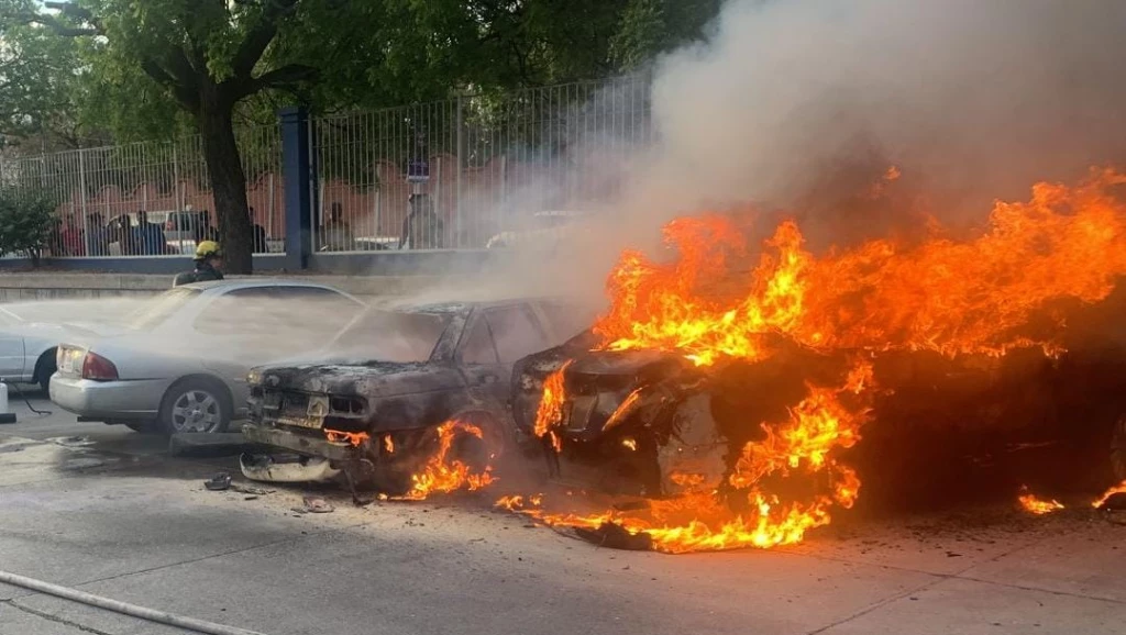 Se incendian dos vehículos estacionados en universidad