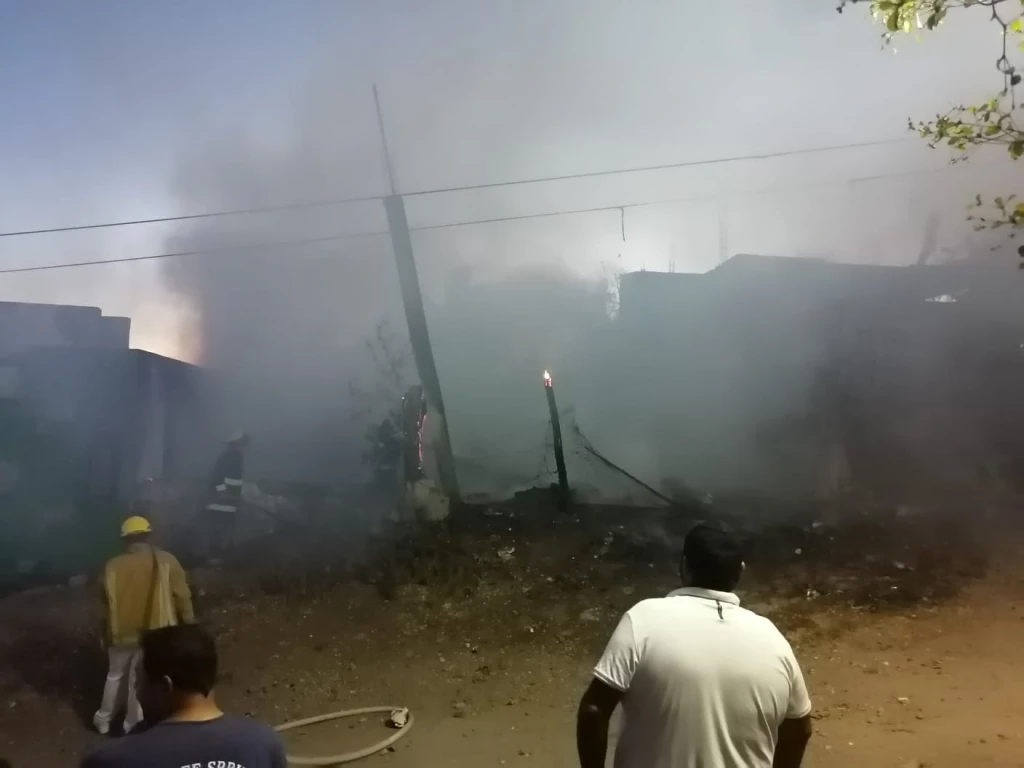 Se incendia terreno baldío en Culiacán