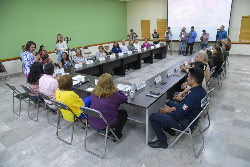 Participa Lamarque Cano en sesión ordinaria del Compavi y toma protesta al grupo interdisciplinario municipal