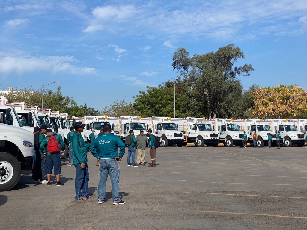 Entregan 40 camiones recolectores de basura en Culiacán