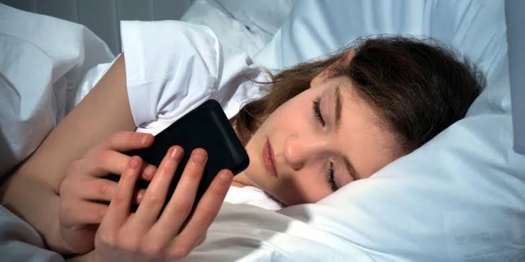 Uso de celular antes de dormir puede afectar su salud