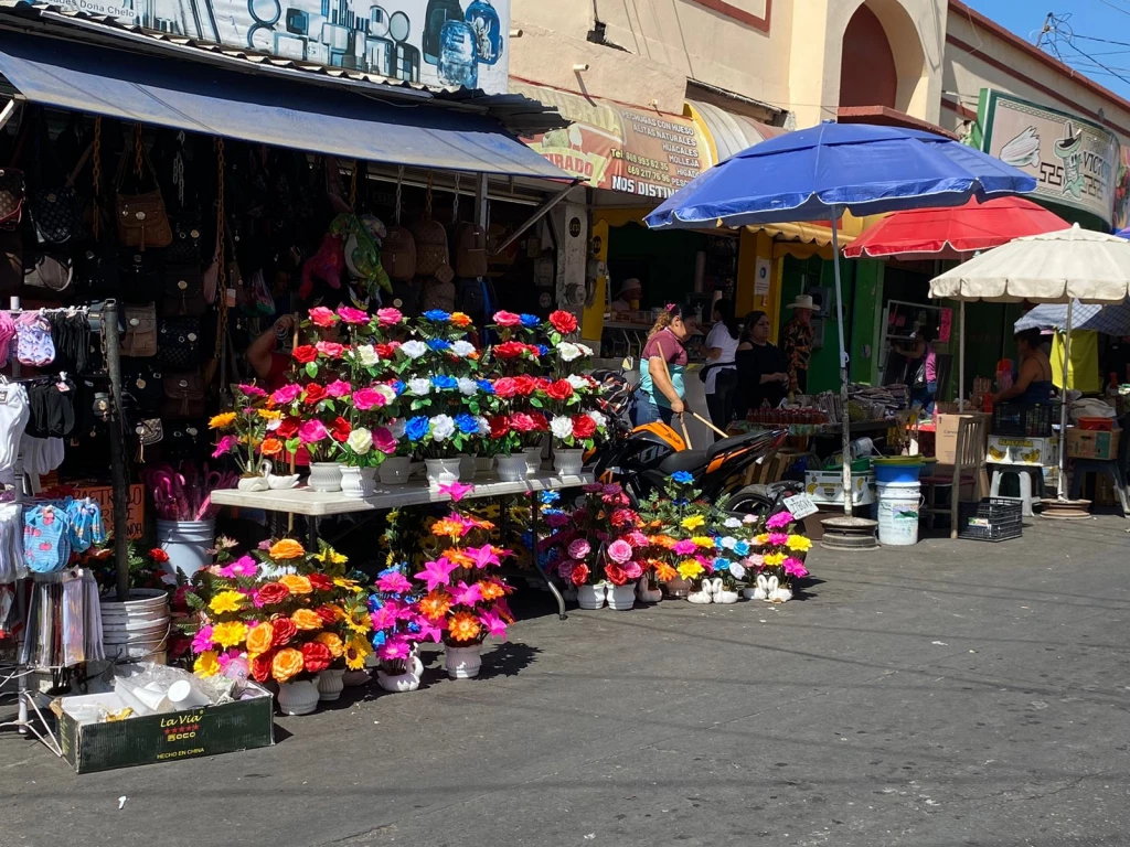 Vendedores de la Juárez esperan aumento del 80 por ciento en Día de las Madres