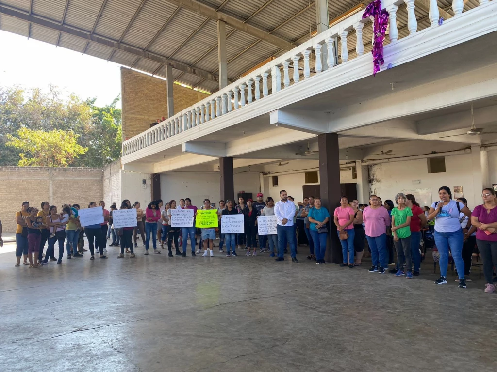 Alumnos en Villa Unión toman clases en salón de eventos debido a retraso en obra de nueva escuela