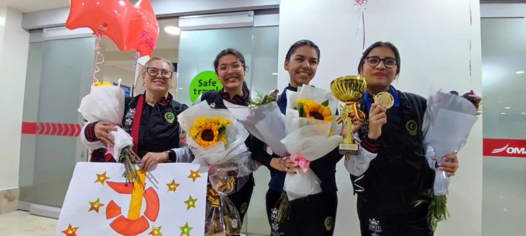 Regresan a Mazatlán Alumnas ganadoras del oro en Rumania