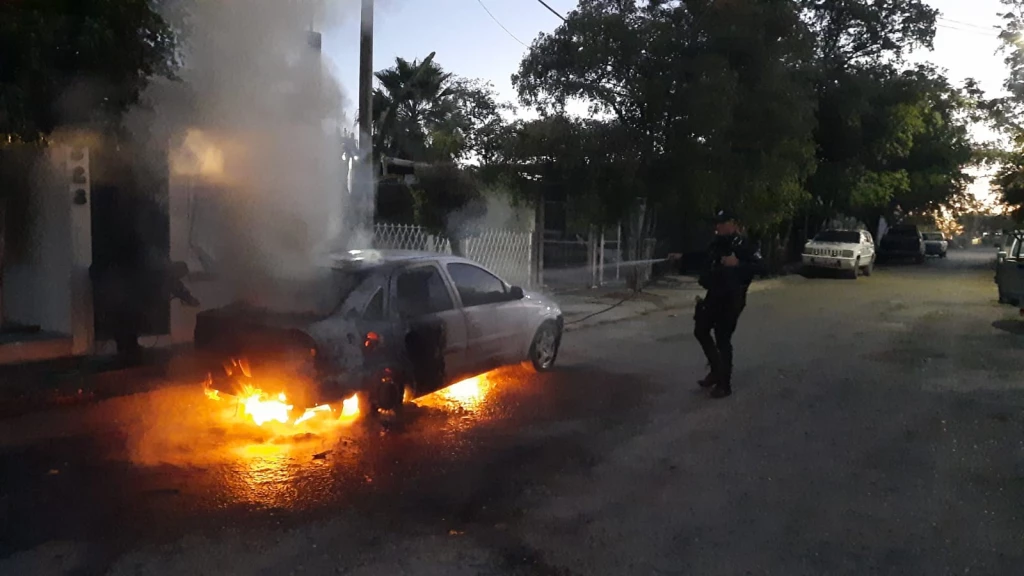 Se incendia vehículo en el fraccionamiento Chulavista de Culiacán