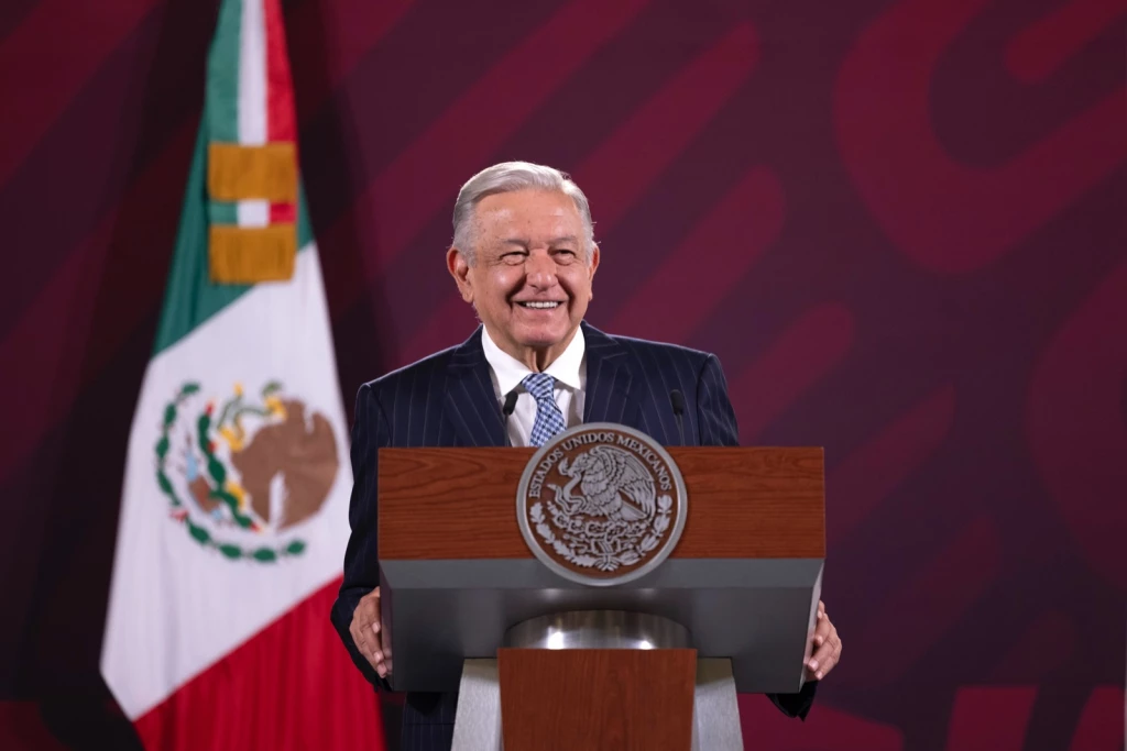 Anuncia AMLO aumento salarial del 8.2 %