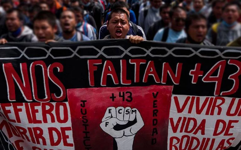 Fiscalía mexicana abre investigación a exjefe de caso Ayotzinapa por contratar Pegasus