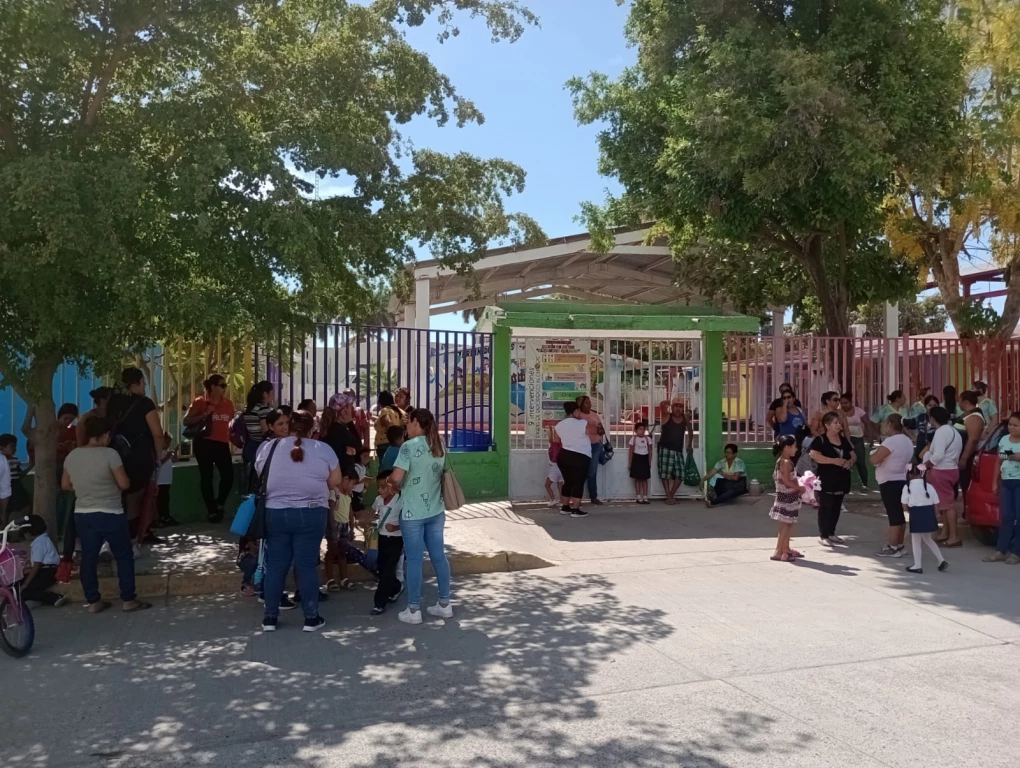Padres de familia en Villa Unión se manifiestan por falta de luz en kinder Antonio Quijano