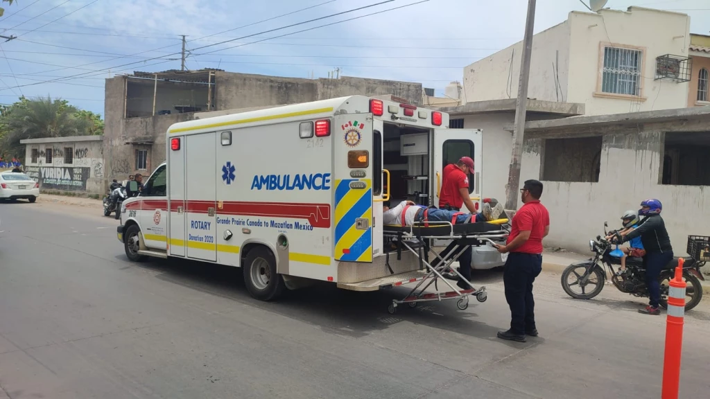 Ciclista choca contra camioneta y resulta herido sobre la avenida Santa Rosa de Mazatlán