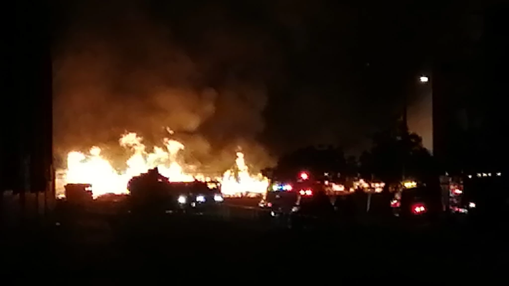 Se registra incendio en negocio de madera al sur de Culiacán