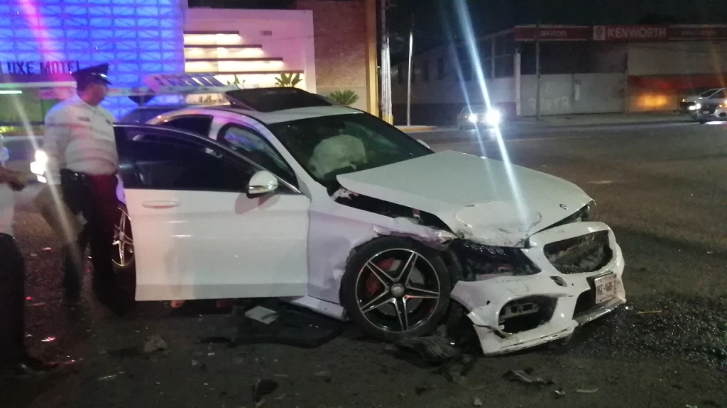 Chevrolet Spark y Mercedes Benz chocan sobre la calzada Heroico Colegio Militar