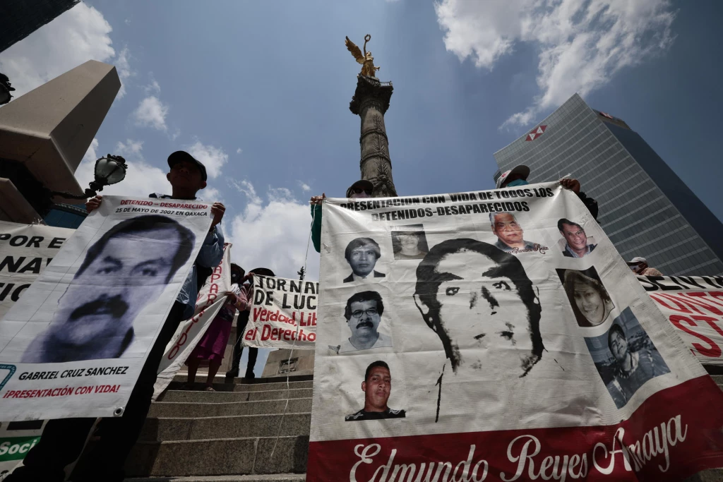 Cientos marchan en México para exigir aparición con vida de presos desaparecidos