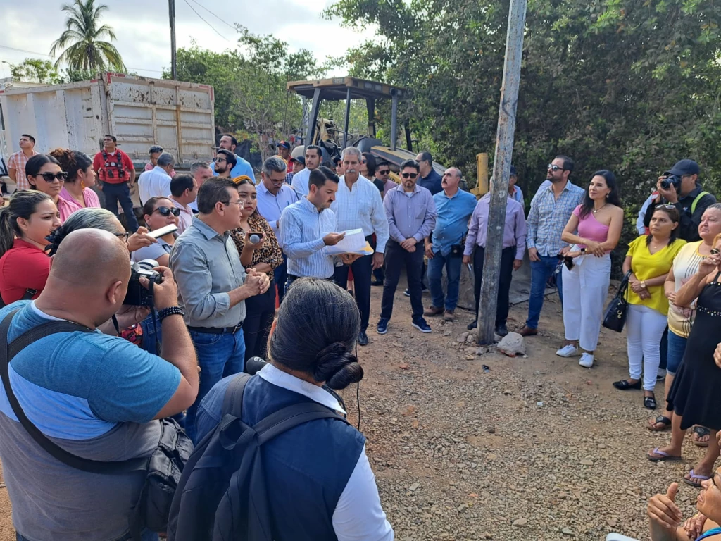 Alcalde de Mazatlán da banderazo de inicio al programa de conservación de canales