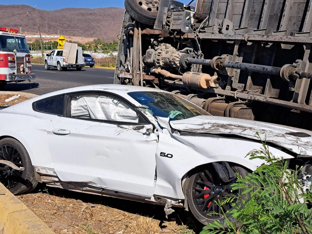 Mustang y camión de carga chocan sobre La Costerita