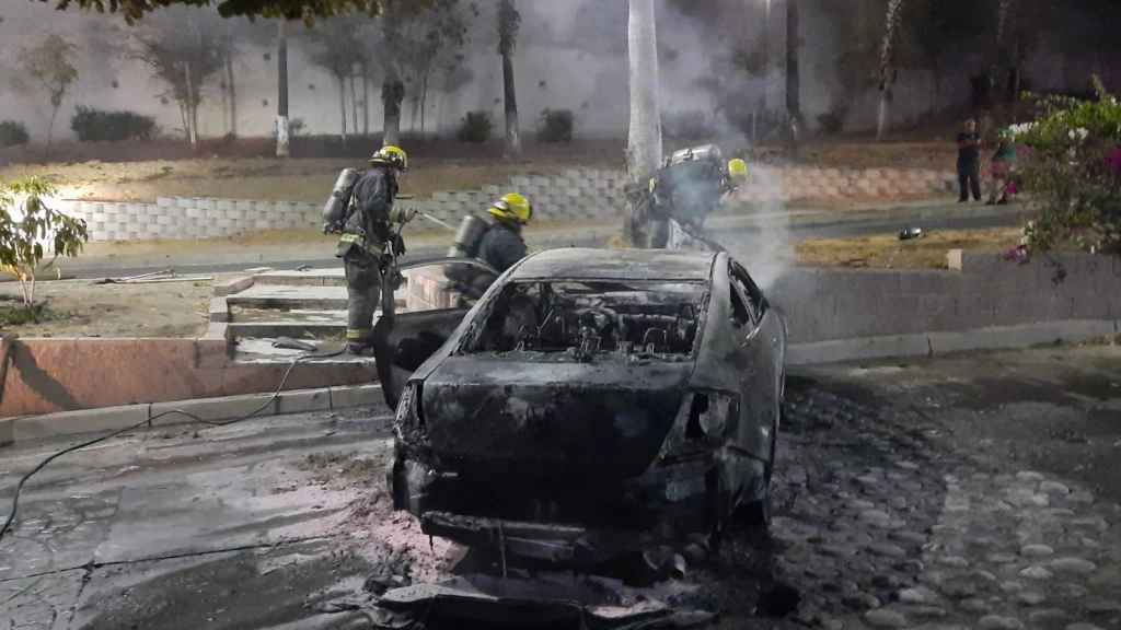 Se incendia automóvil tras chocar contra muro de contención en Culiacán