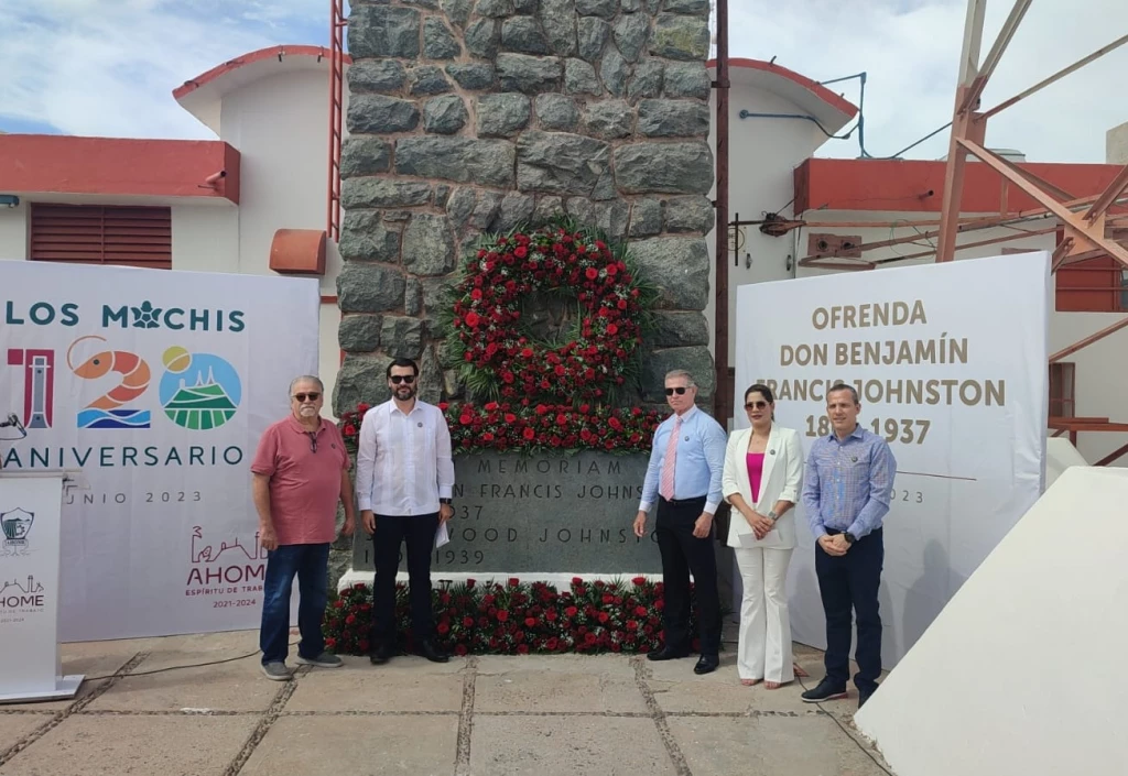Colocan ofrenda floral en honor al fundador de Los Mochis