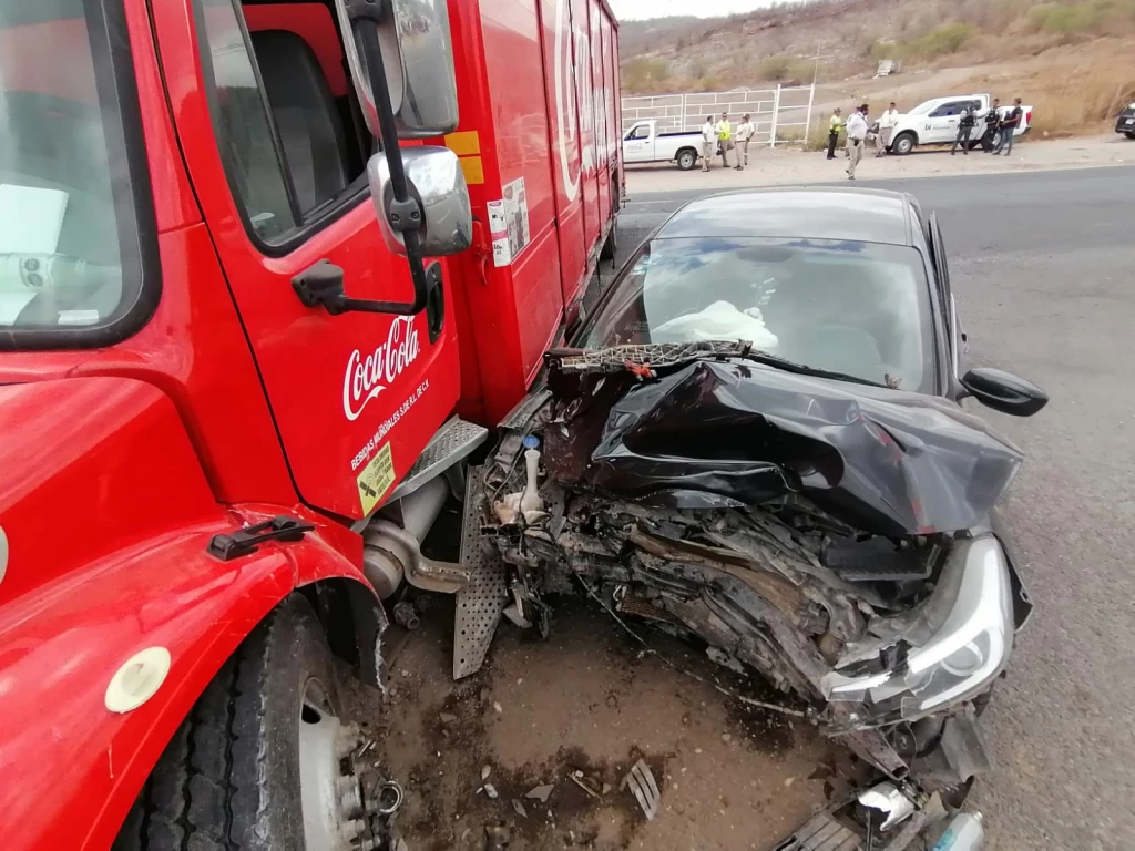 Dos lesionados deja como saldo choque entre automóvil y camión de reparto al sur de Culiacán