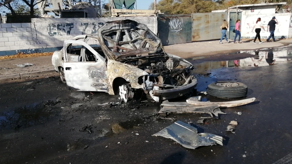 Automóvil se incendia tras chocar contra una camioneta