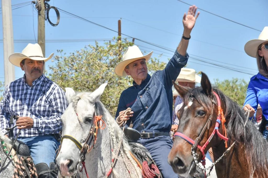 Encabeza Alcalde Cabalgata por el 120 aniversario de Los Mochis
