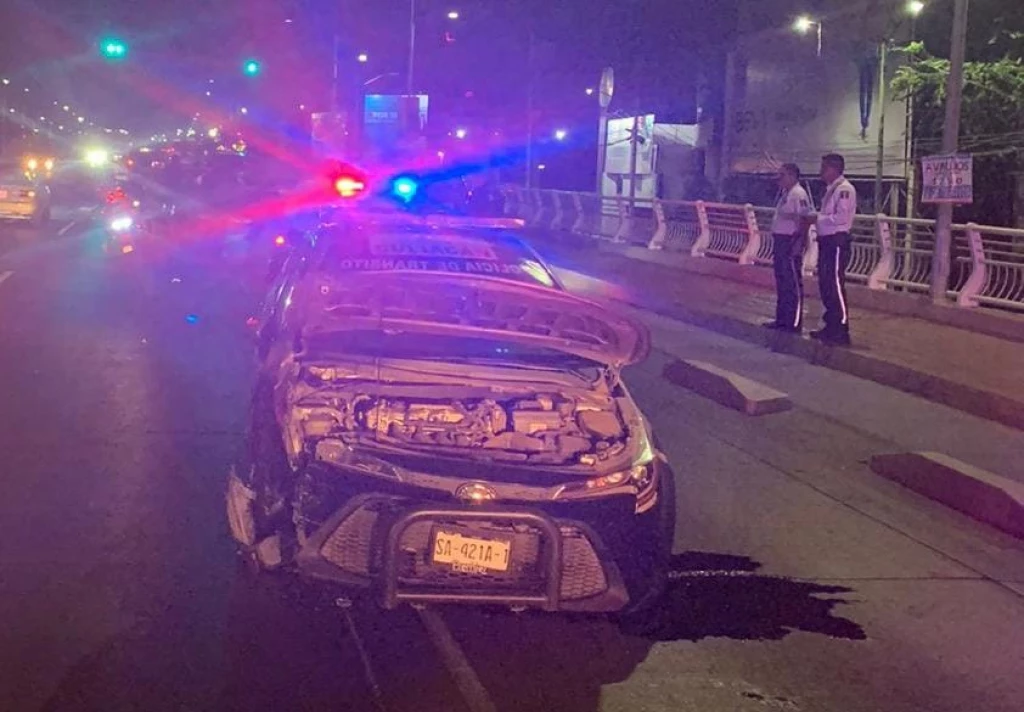 Patrulla de Tránsito Municipal choca contra automóvil en Culiacán