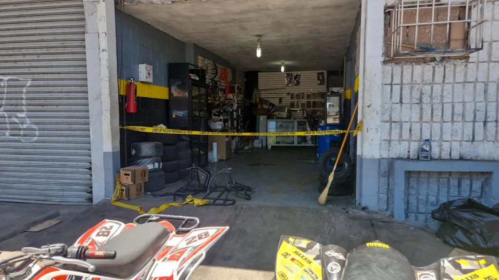 Atacan a balazos a hombre dentro de taller de motos