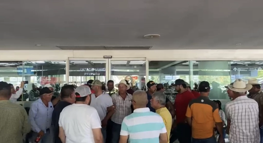 Toman el Aeropuerto de Culiacán productores agrícolas