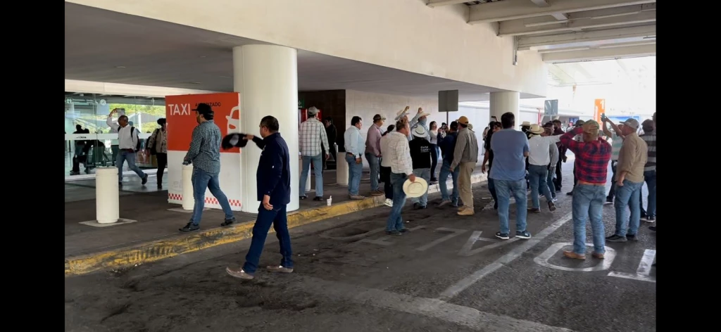 Cerrado por manifestación de productores agrícolas el aeropuerto  de Culiacán