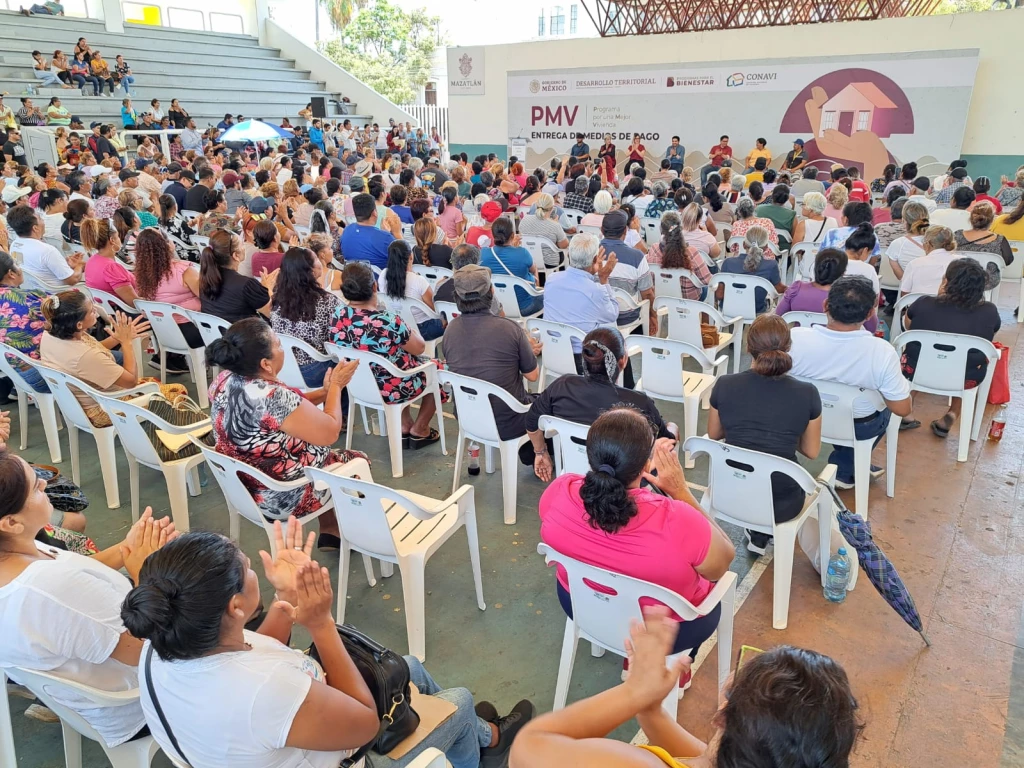 Entregan apoyos a mazatlecos del Programa Por Una Mejor Vivienda 