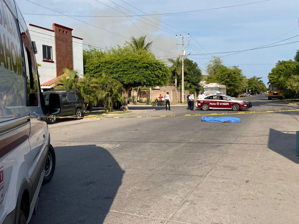 Por presunto golpe de calor hombre pierde la vida en plena vía pública en Los Mochis