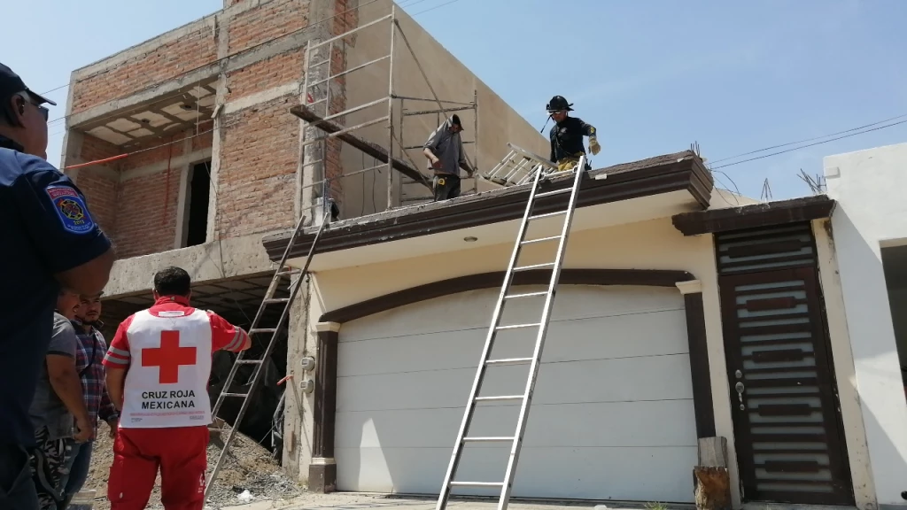 Trabajador de construcción recibe descarga eléctrica tras tocar accidentalmente cableado