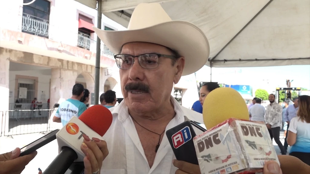 Despiden a Felipe Velarde por asistir a evento de Marcelo Ebrard en Mazatlán