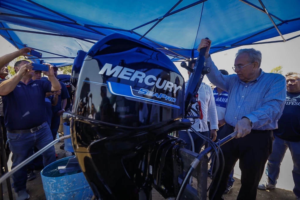 Entrega Rocha motores marinos y tarjetas del Bienpesca a pescadores