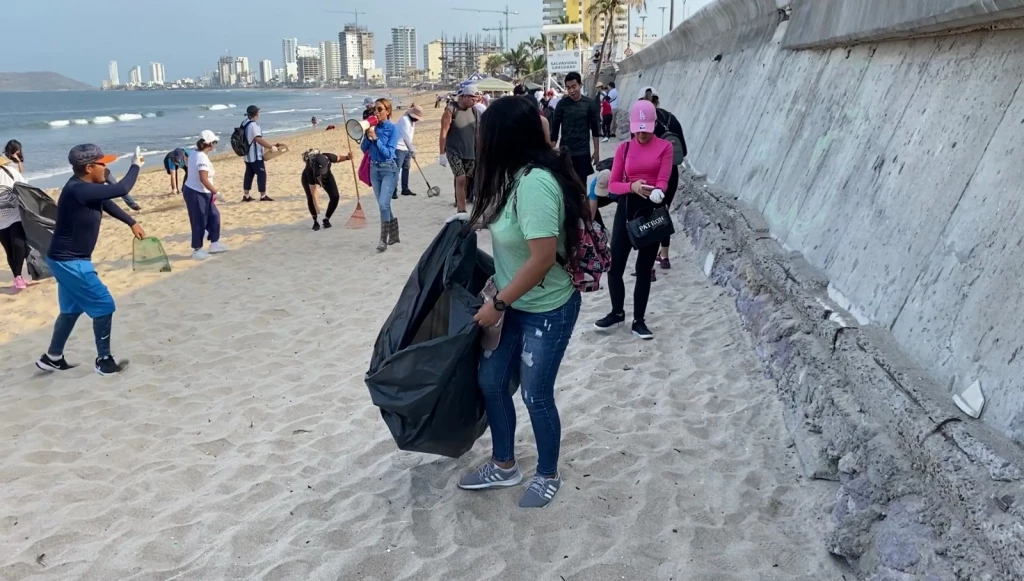 Fundación Grupo Alerta y Popul Auto de Mazatlán organizan limpieza de playa