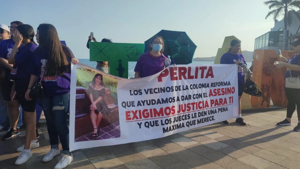 Familiares y amigos de Perla se manifiestan para exigir justicia tras su asesinato