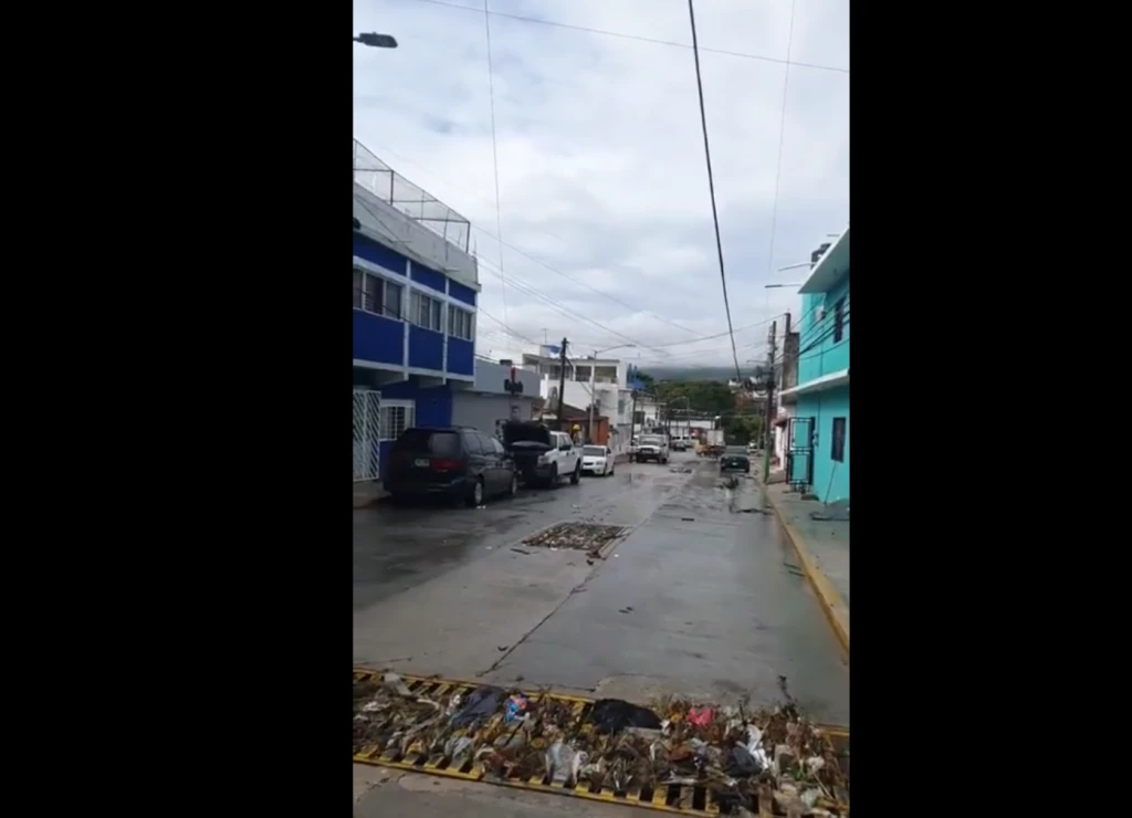 Hombre cae a alcantarilla abierta en Tuxtla durante lluvias