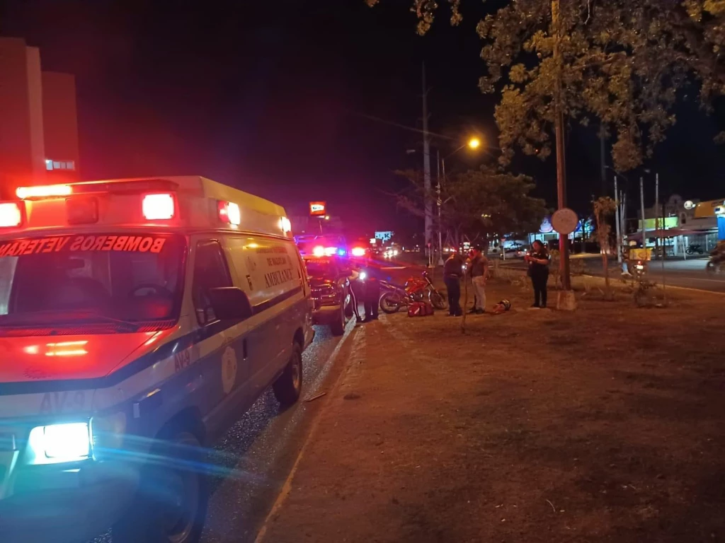 Automóvil choca contra motociclista en el Infonavit Playas