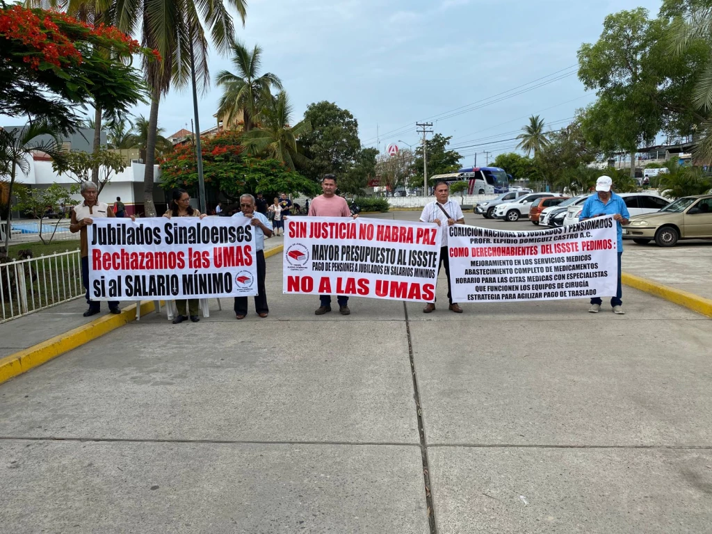 Jubildos de Mazatlán se manifiestan para exigir alto al pago de pensión en UMAS