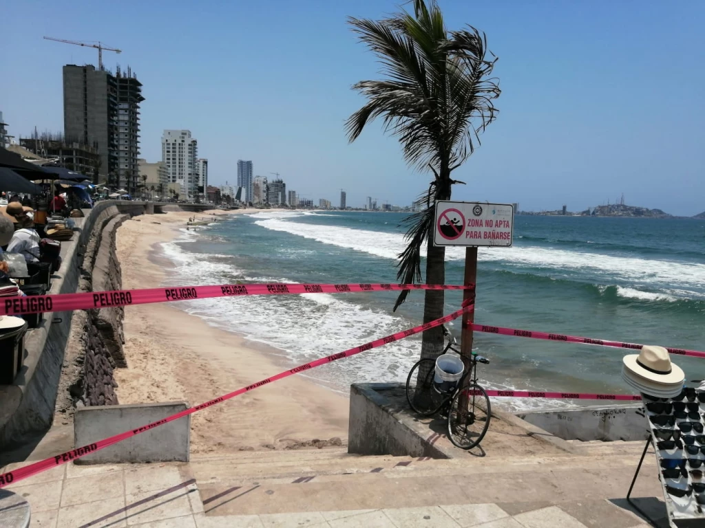 Escuadrón Acuático de Mazatlán emite alerta por cierre de playas debido a condiciones climáticas