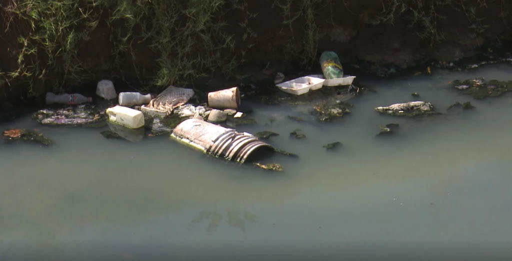 Autoridades municipales piden no tirar basura a drenes en Los Mochis