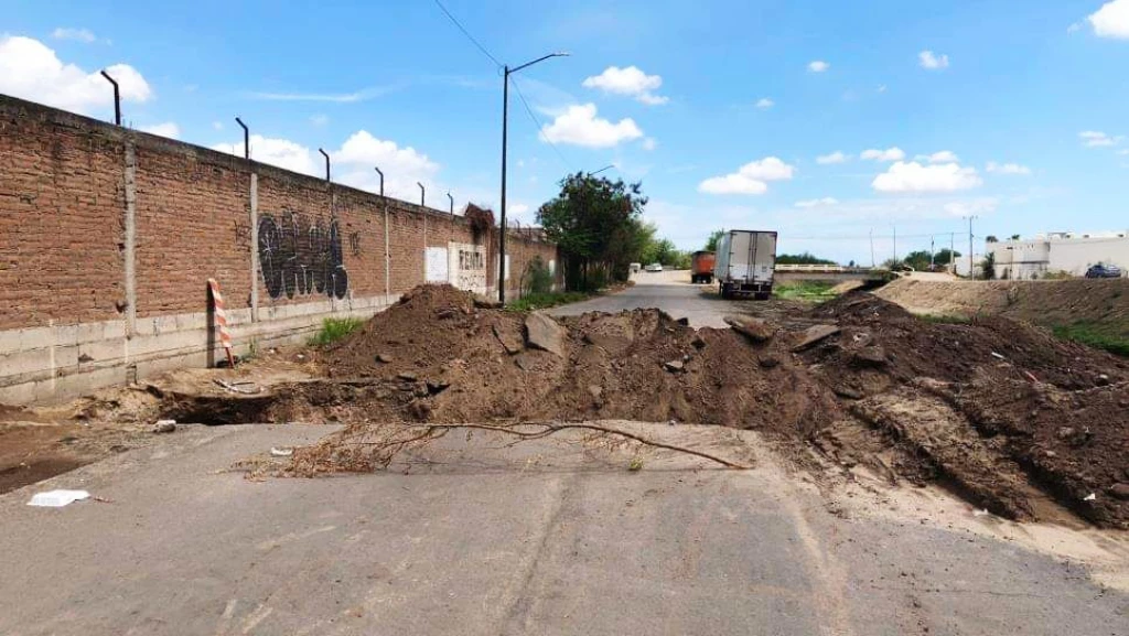 Atienden socavón en Valle Alto, Culiacán