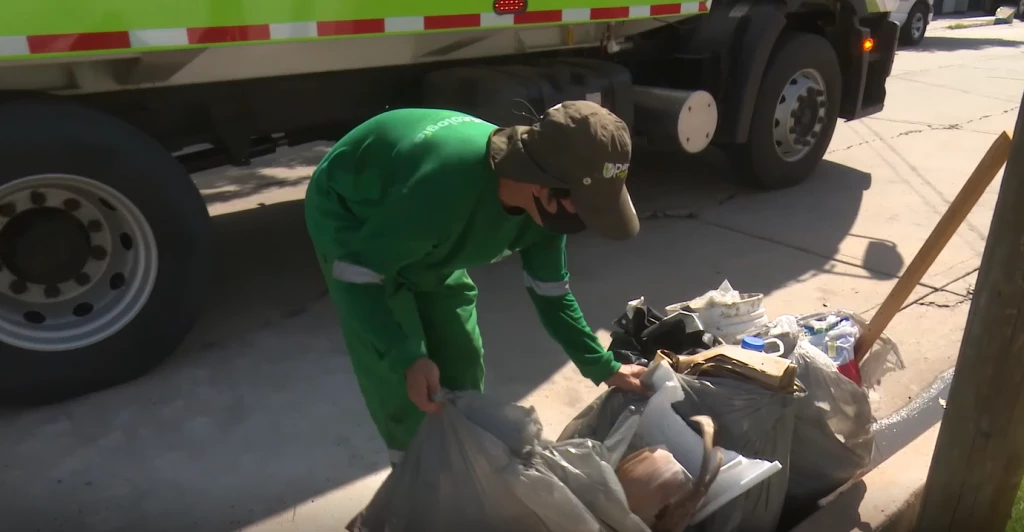 Ahomenses denuncian que personal de OP Ecologia supuestamente pide dinero para llevarse la basura.