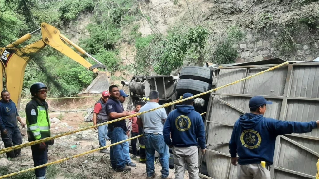Más de 20 personas pierden la vida en volcadura de autobús en Oaxaca