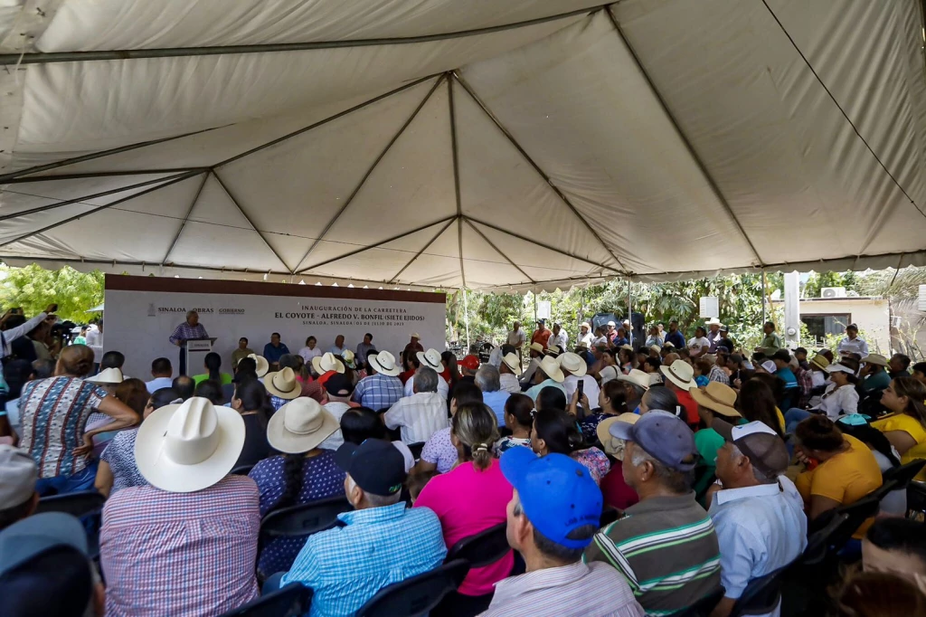 Entrega Rocha Moya obra carretera, educativa en Sinaloa