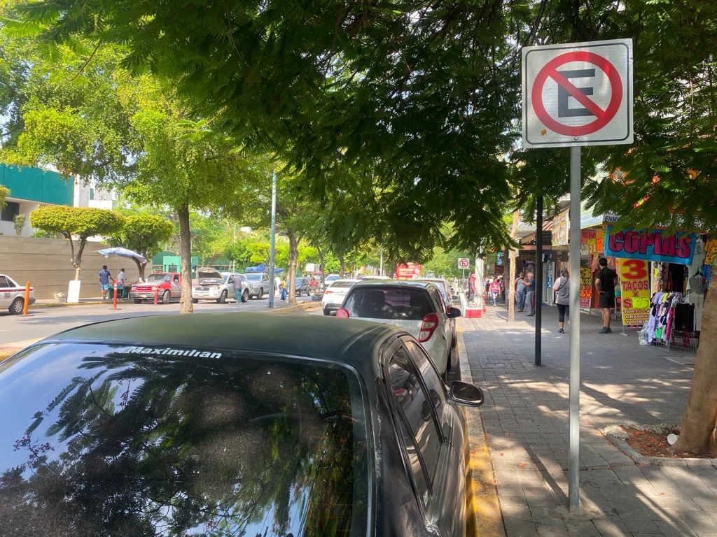 “No estacionarse” está de adorno en Culiacán