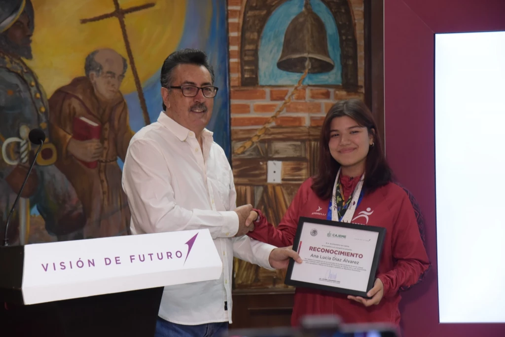 Otorga Lamarque Cano reconocimiento a campeona nacional de Karate