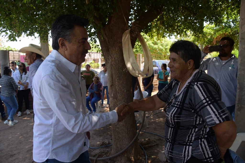 Brinda alcalde solución al suministro de agua potable a familias de la Colosio y Campo 29
