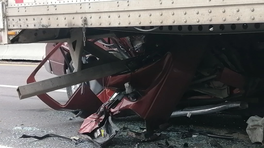 Vecino de Costa Rica muere prensado en camioneta tras chocar contra un tráiler
