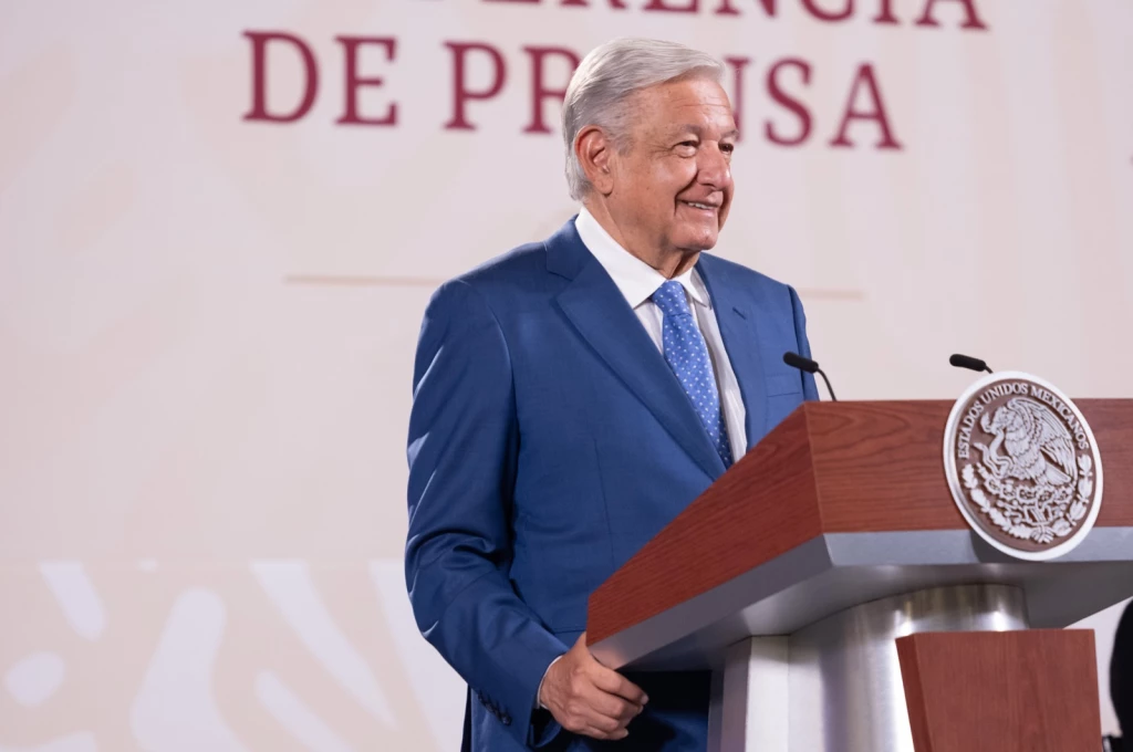 Se burla AMLO del Gobernador de Texas