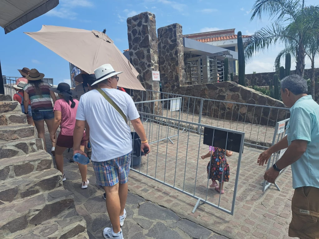 Hasta 3 casos al día de personas con golpe de calor o deshidratación en El Faro en Mazatlán