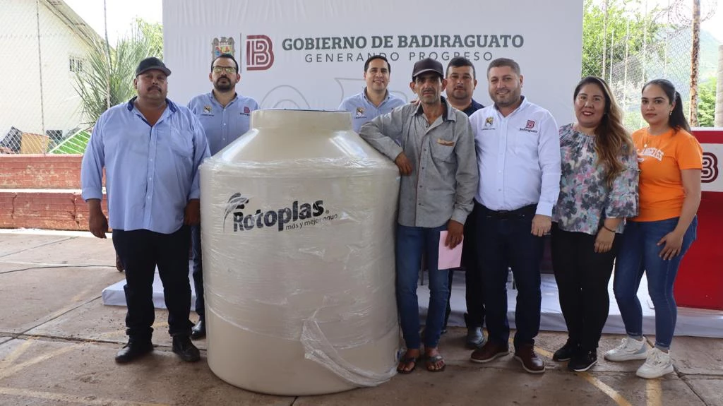 Familias de la sierra de Soyatita  son beneficiadas con tinacos; alcalde de Badiraguato visita la comunidad
